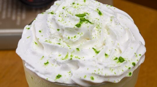 Cookie Stories milkshake matcha – espuma – foto por Ebraim Martini