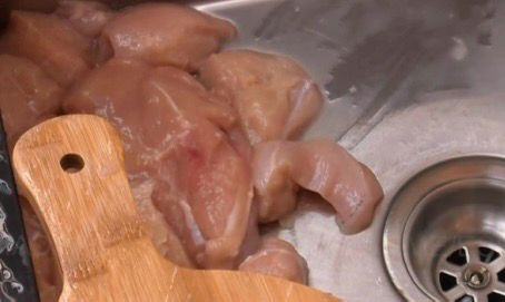 Davi lavando frango