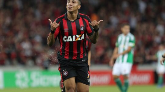 Cryzan comemora gol em Atletiba