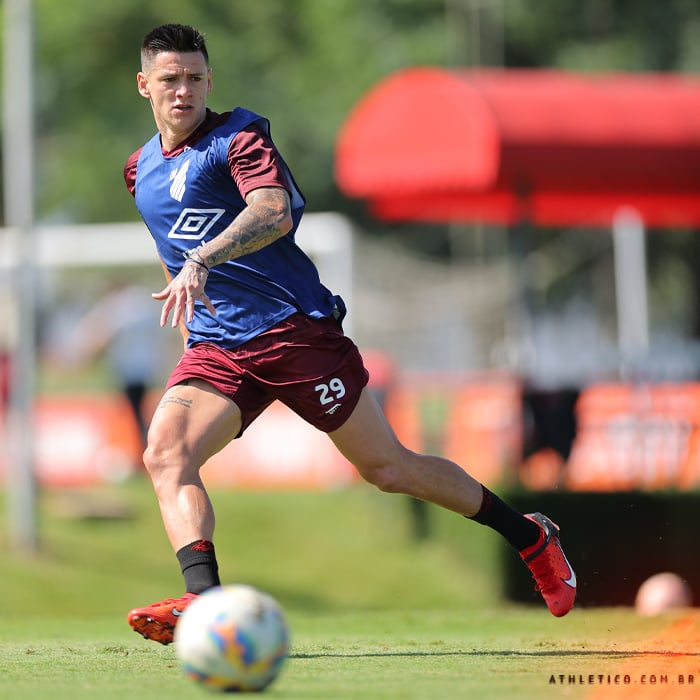 O lateral-direito Leo Godoy