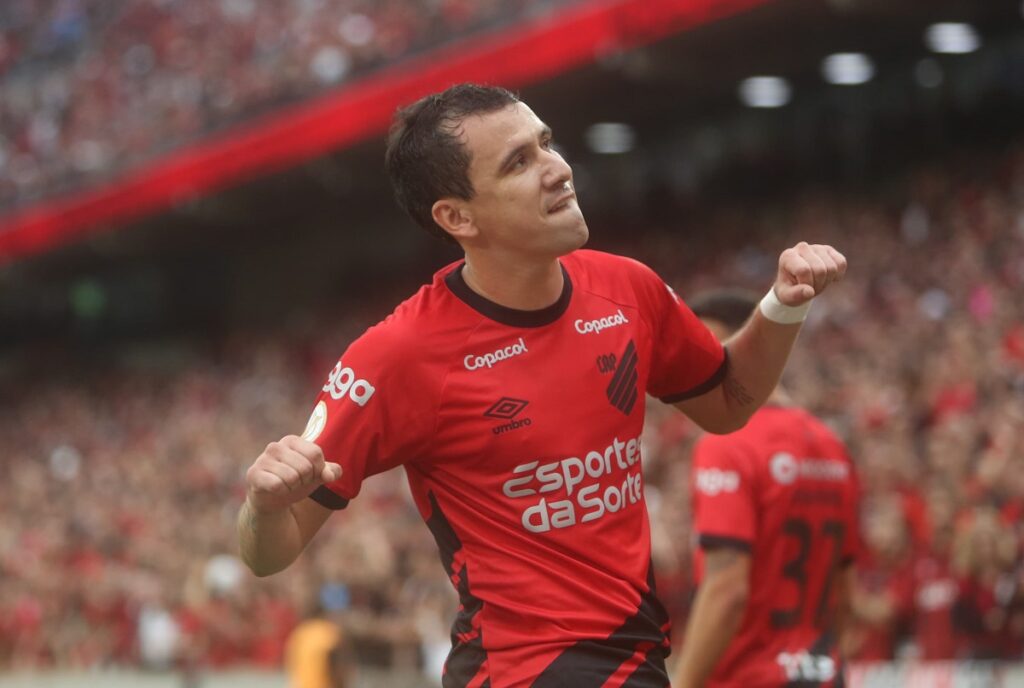 Pablo comemora gol pelo Athletico