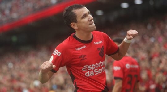 Pablo comemora gol pelo Athletico