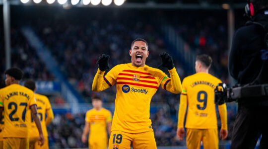 Vitor Roque comemora gol pelo Barcelona