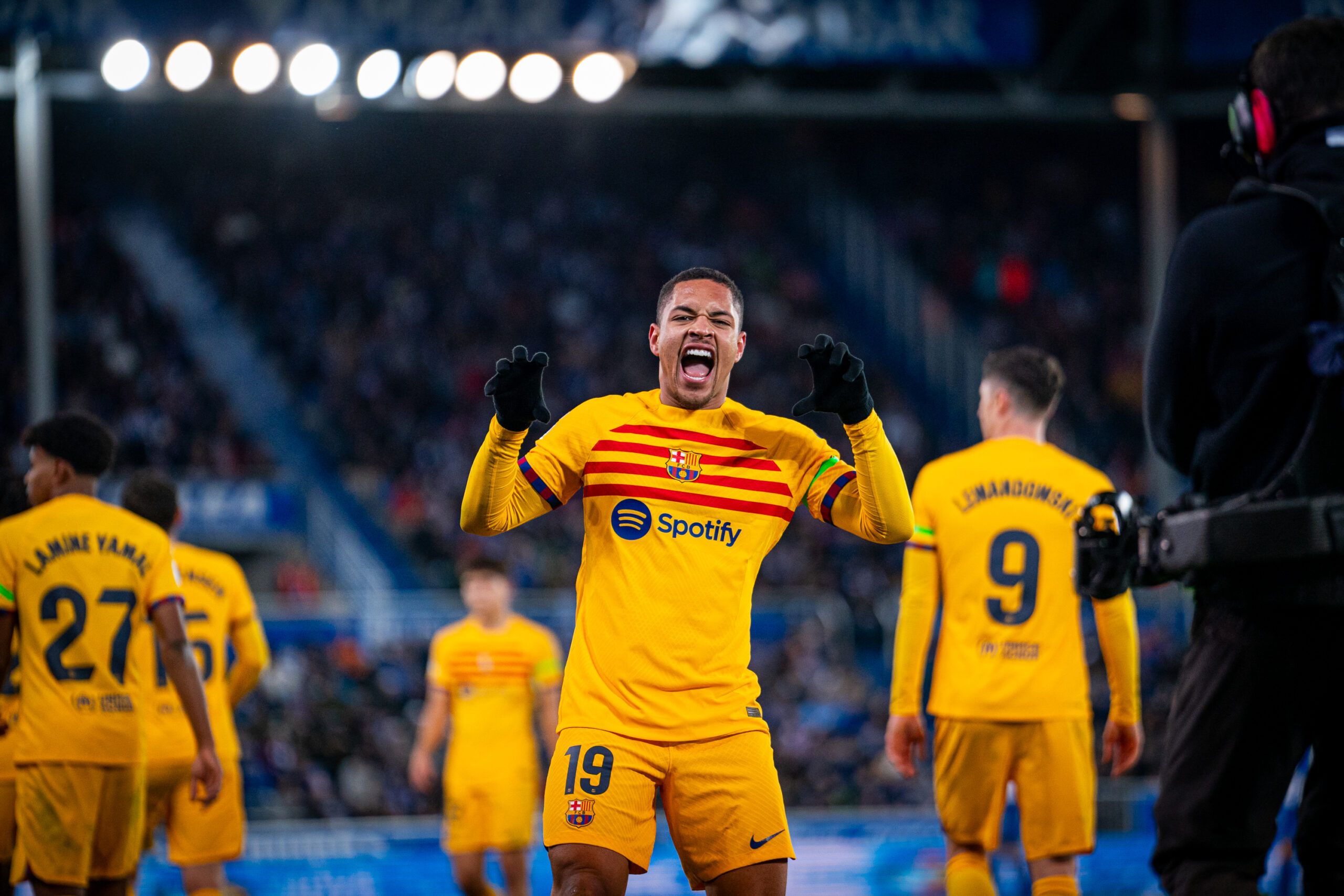 Vitor Roque comemora gol pelo Barcelona