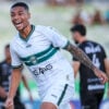 O centroavante Éberth