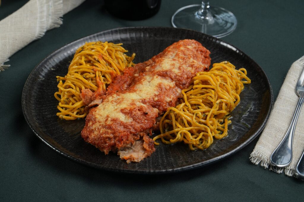 Filé à Parmeggiana com linguini na manteiga de ervas. Foto Erick Alisson