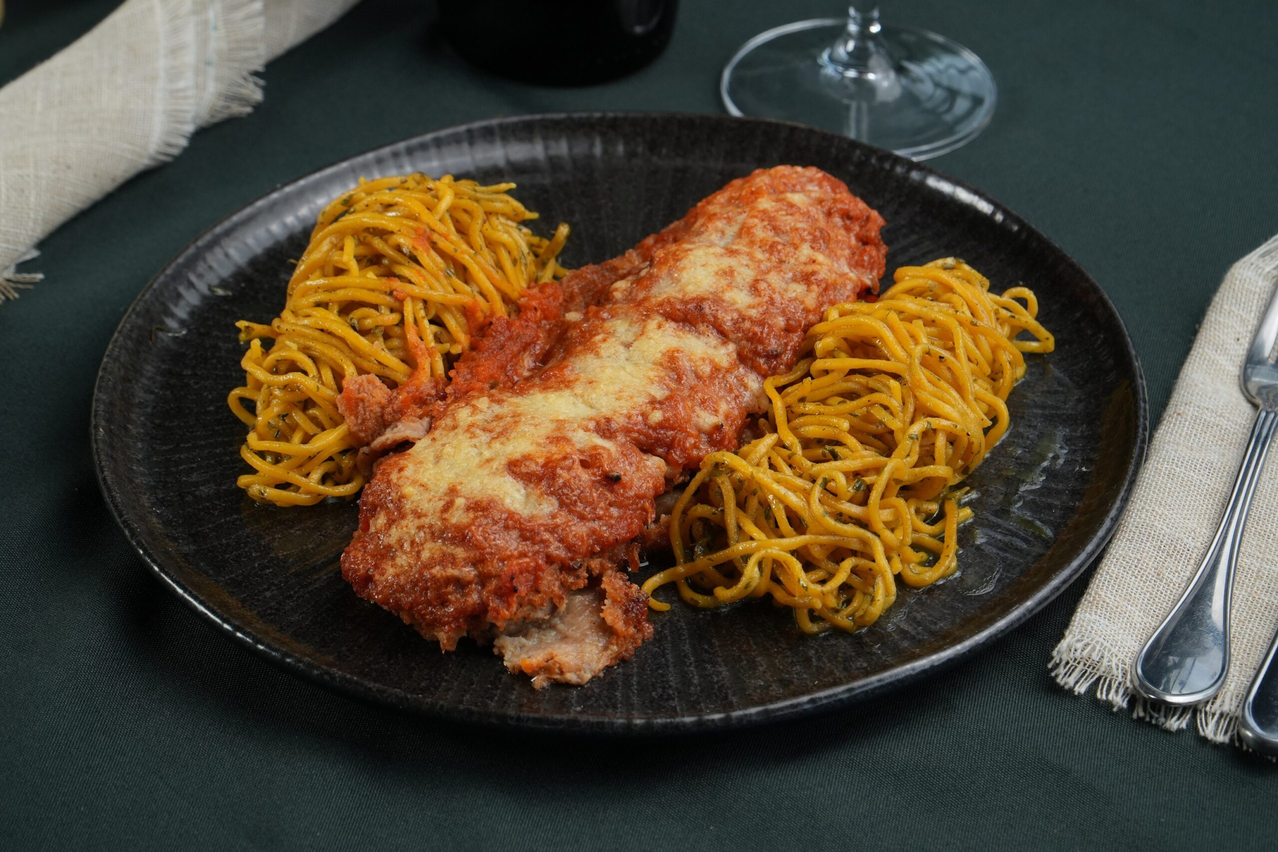Filé à Parmeggiana com linguini na manteiga de ervas. Foto Erick Alisson