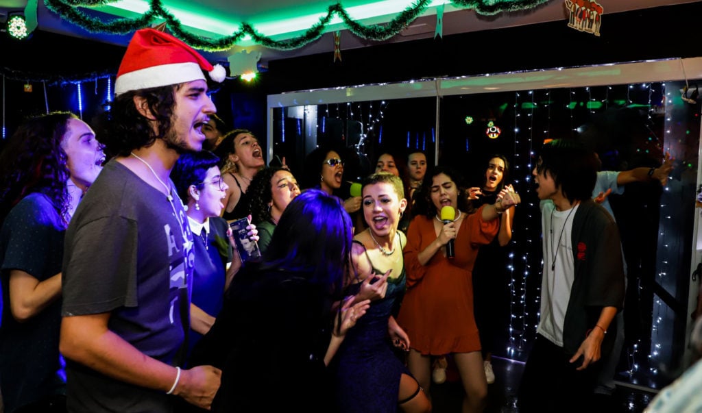 Karaoke-e-uma-das-atracoes-do-Natal-Nerd-do-Shinobis-Cred-Hully-Cristiny-1024×603-1