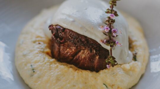 Marcondes – Medalhão de mignon com gorgonzola na polenta trufada _ Foto por Hana Lidia