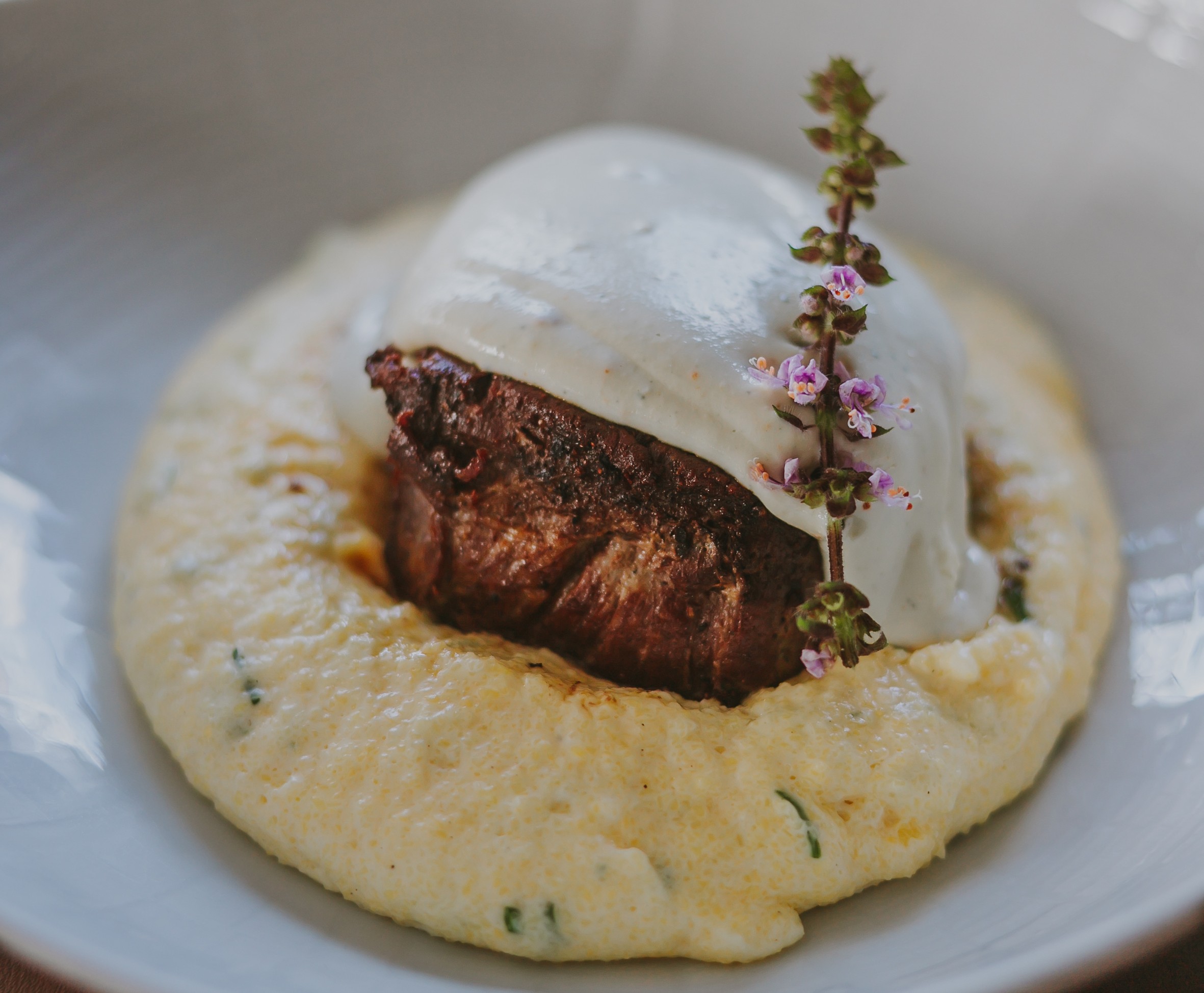 Marcondes – Medalhão de mignon com gorgonzola na polenta trufada _ Foto por Hana Lidia