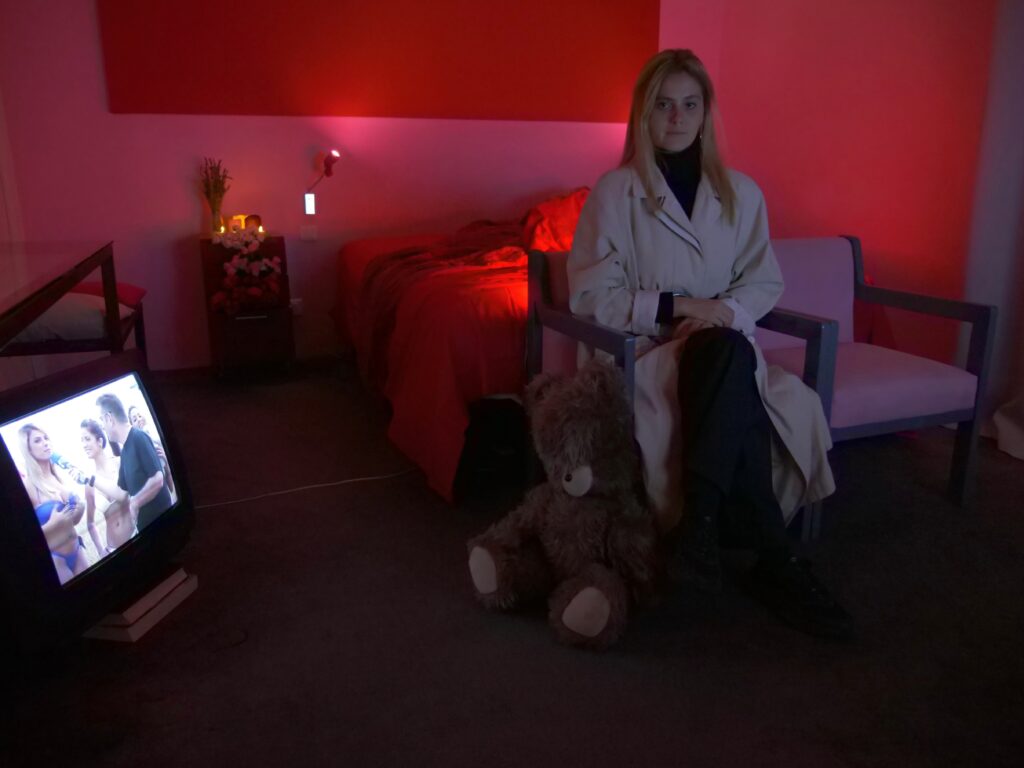 Monica Hirano, dentro da instalação _Je suis venue dire que je m_en vais_. Foto de Luigi Pirisi