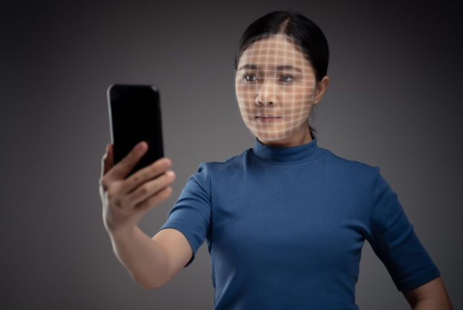 Premium Photo _ Foto mulher asiática escaneia rosto por telefone inteligente usando sistema de reconhecimento facial – Google Chrome 18_02_2024 14_25_00