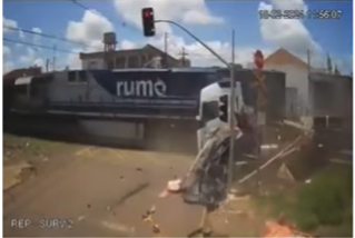 Trem e carreta colidem em Rolândia, no Norte do Paraná – YouTube – Google Chrome 18_02_2024 18_52_30