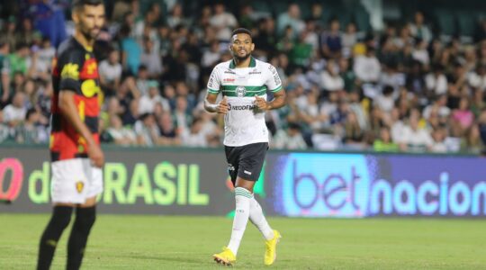 O zagueiro Bruno Viana, do Coritiba