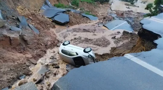 carro cai em cratera