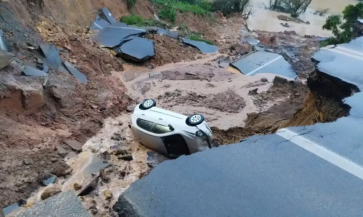 carro cai em cratera