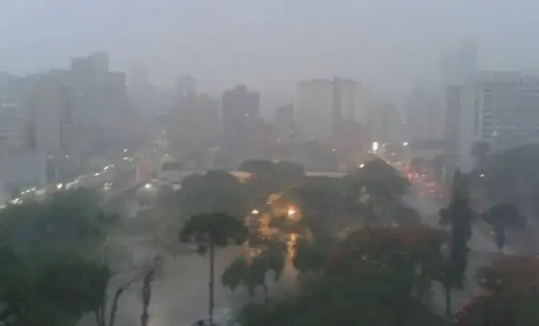 chuva noite curitiba
