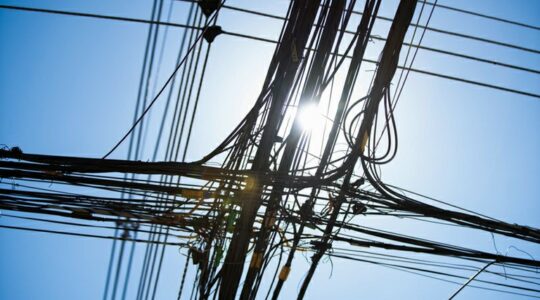 Projeto para eliminar os cabos elétricos visíveis da cidade Divulgação