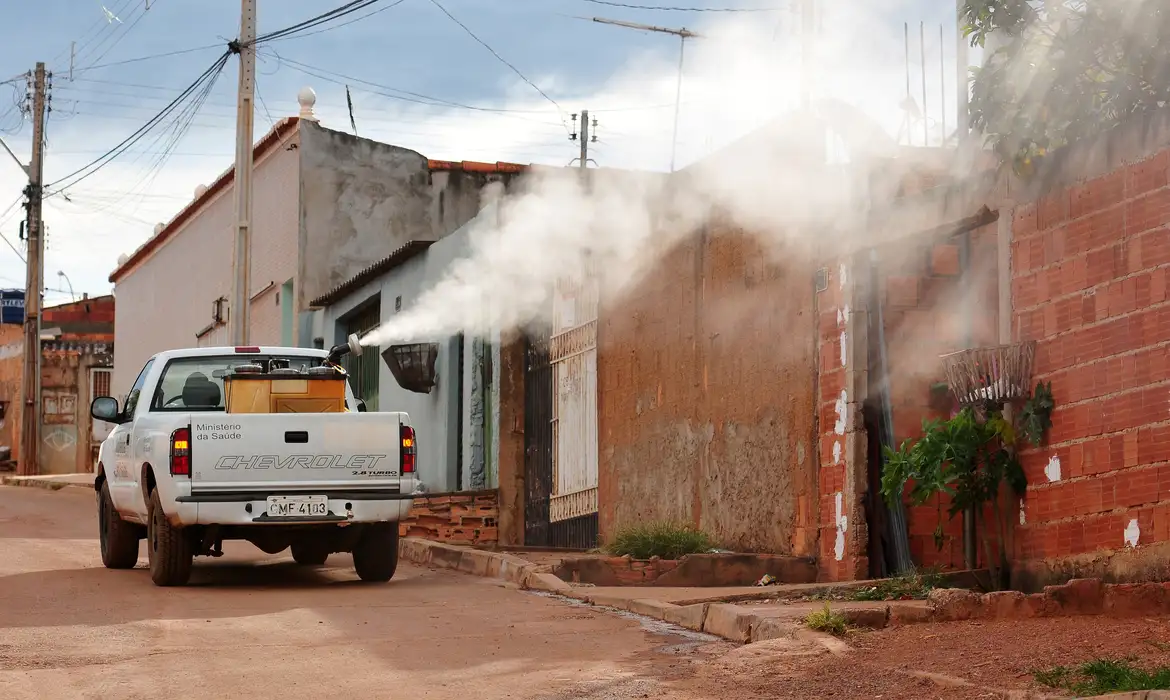 fumace contra a dengue