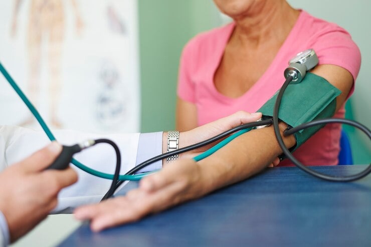 medico-mede-pressao-em-paciente-idoso_329181-2184