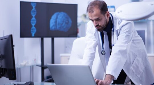 medico-trabalhando-no-laptop-com-imagem-do-cerebro-em-segundo-plano-medico-cardiologista-no-trabalho_482257-34589