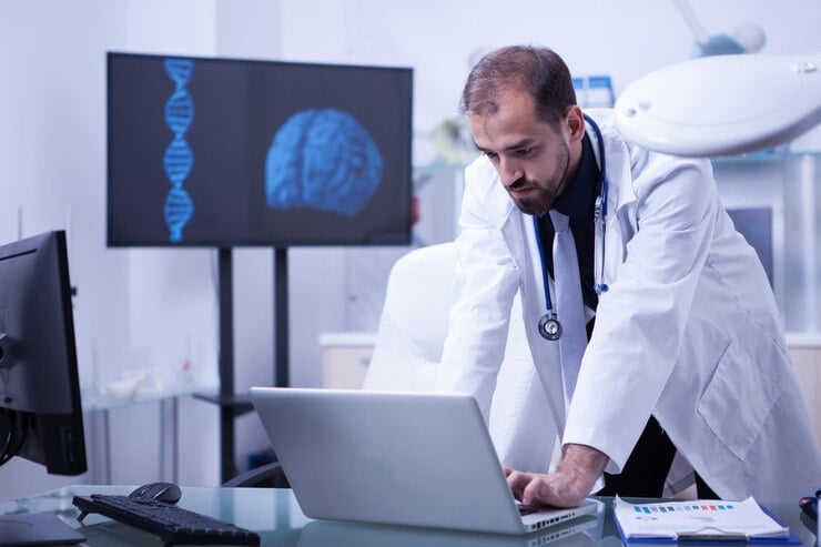medico-trabalhando-no-laptop-com-imagem-do-cerebro-em-segundo-plano-medico-cardiologista-no-trabalho_482257-34589
