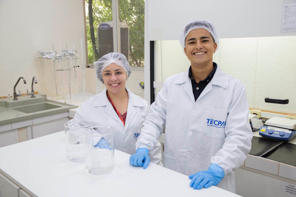 o_guia_de_microscopia_de_identificacao_de_materia_estranhas_em_alimentos_foi_elaborado_pelas_biologas_aline_de_carvalho_e_andressa_mendes_1