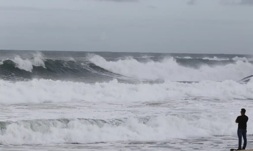 ondas e ventos fortes