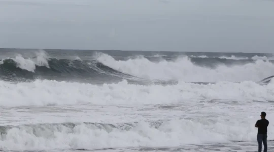 ondas e ventos fortes