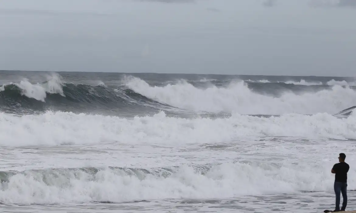 ondas e ventos fortes