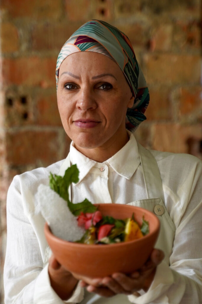 A-Chef-Debora-Shornik-e-seu-Pato-assado-e-desfiado-com-pirao-de-Tucupi-e-Tapioca-e-farofa-de-mandioca-Cred.-Caxiri