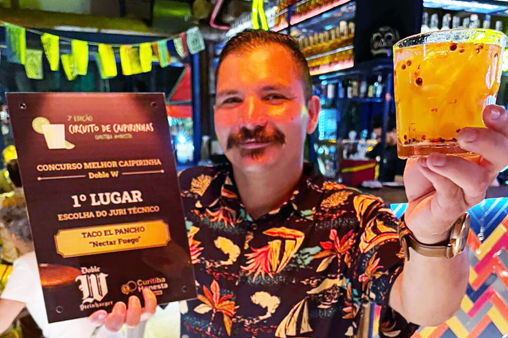 Bartender William e caipira premiada -foto Leo Karam