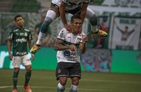Rodrigo Muniz e Robson comemoram gol do Coritiba
