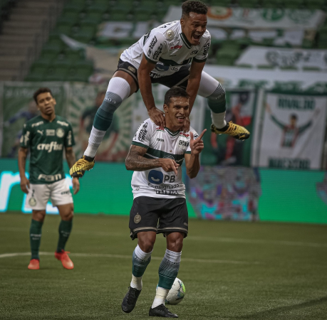 Rodrigo Muniz e Robson comemoram gol do Coritiba