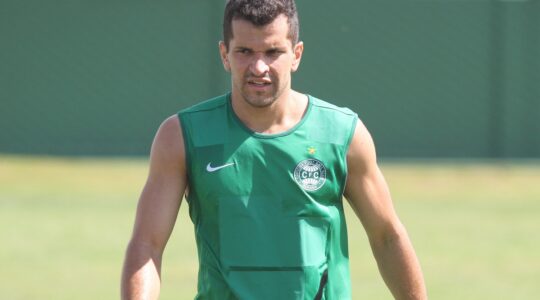 O lateral Eltinho em treino do Coritiba