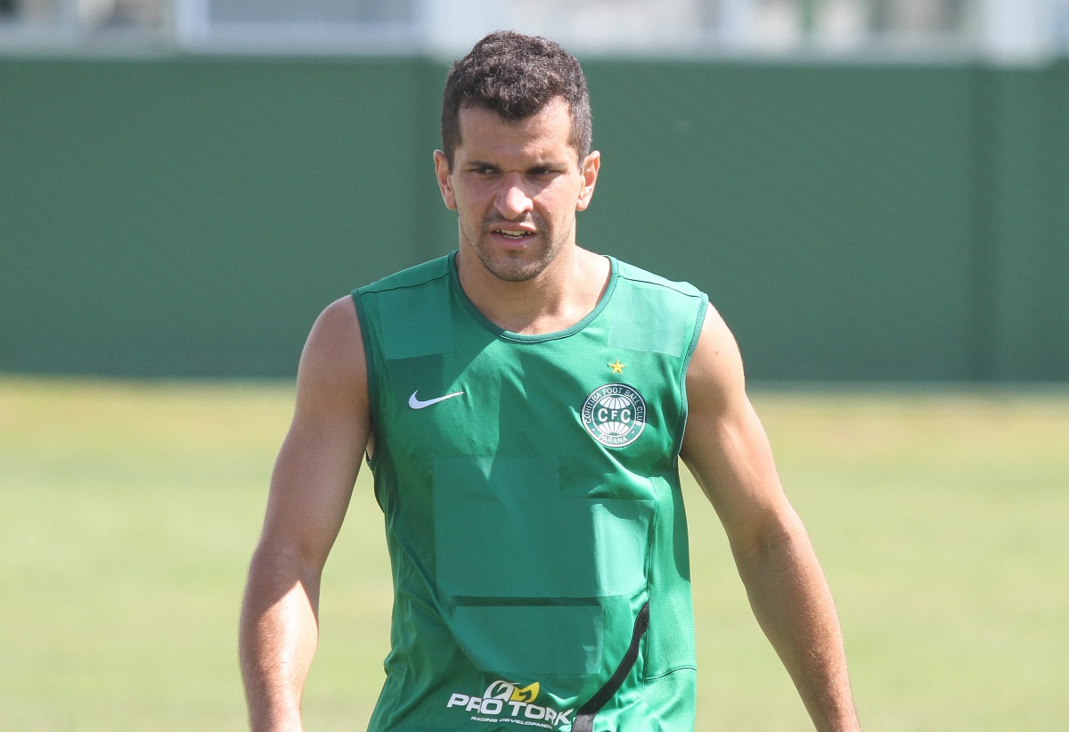 O lateral Eltinho em treino do Coritiba