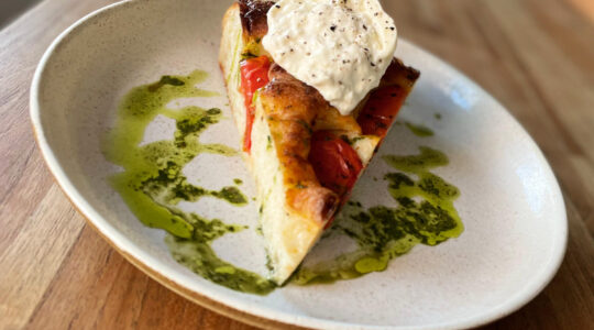 Focaccia clássica pugliese com tomate, orégano da Puglia, burrata e azeite extravirgem da Accademia gastronomica (Créd. Accademia gastronomica)