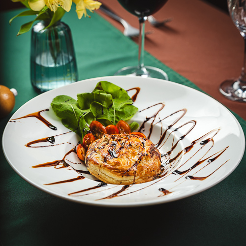 Folhado-de-costela-com-queijo-gouda-toamtes-confit-e-rucula_fotoPriscillaFiedler-2