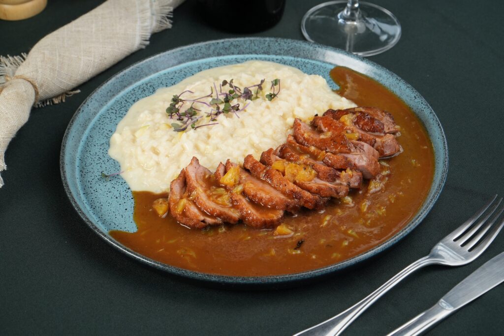 Magret ao molho roti com laranja e risoto de brie. Foto Erick Alisson