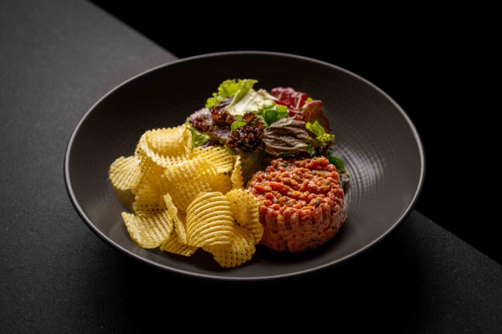 Steak-tartar-com-chips-de-batata-Cred.-Duq