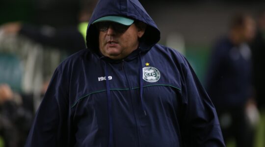 O técnico Guto Ferreira