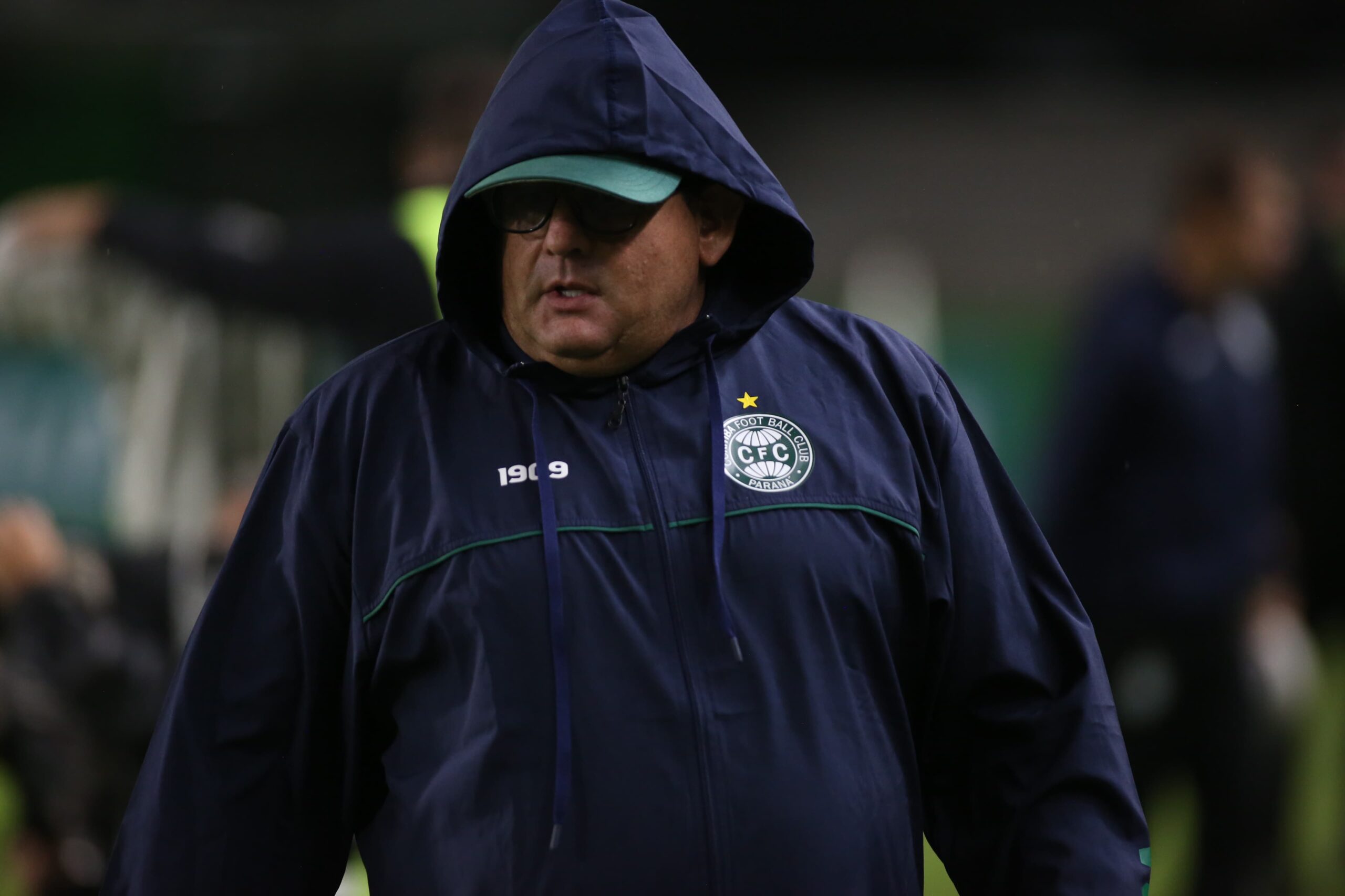 O técnico Guto Ferreira