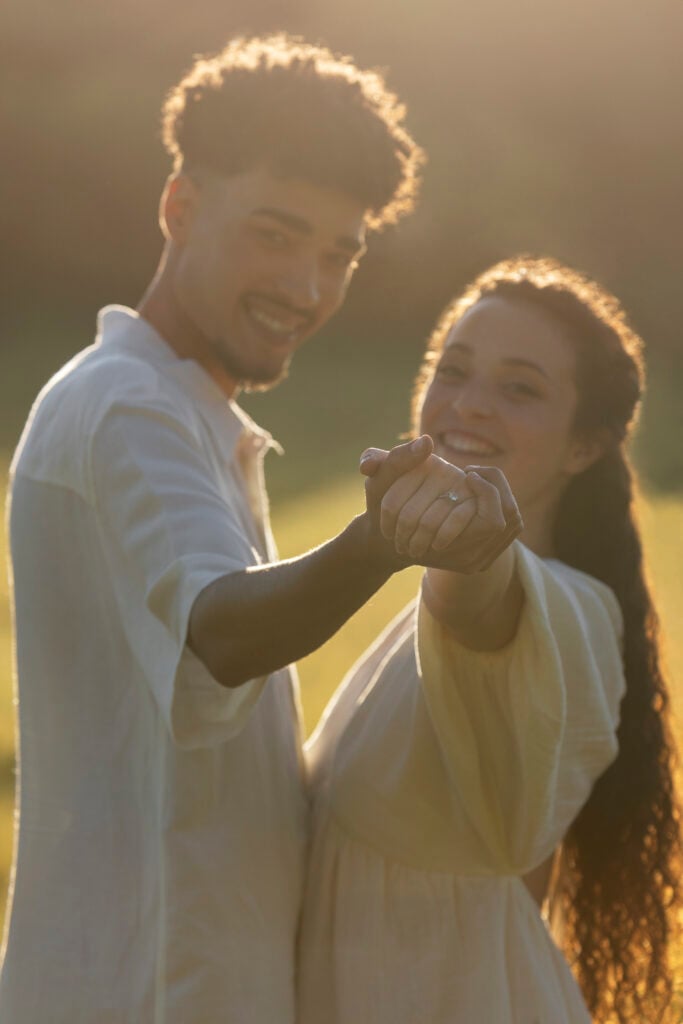 casal-feliz-de-tiro-medio-de-maos-dadas