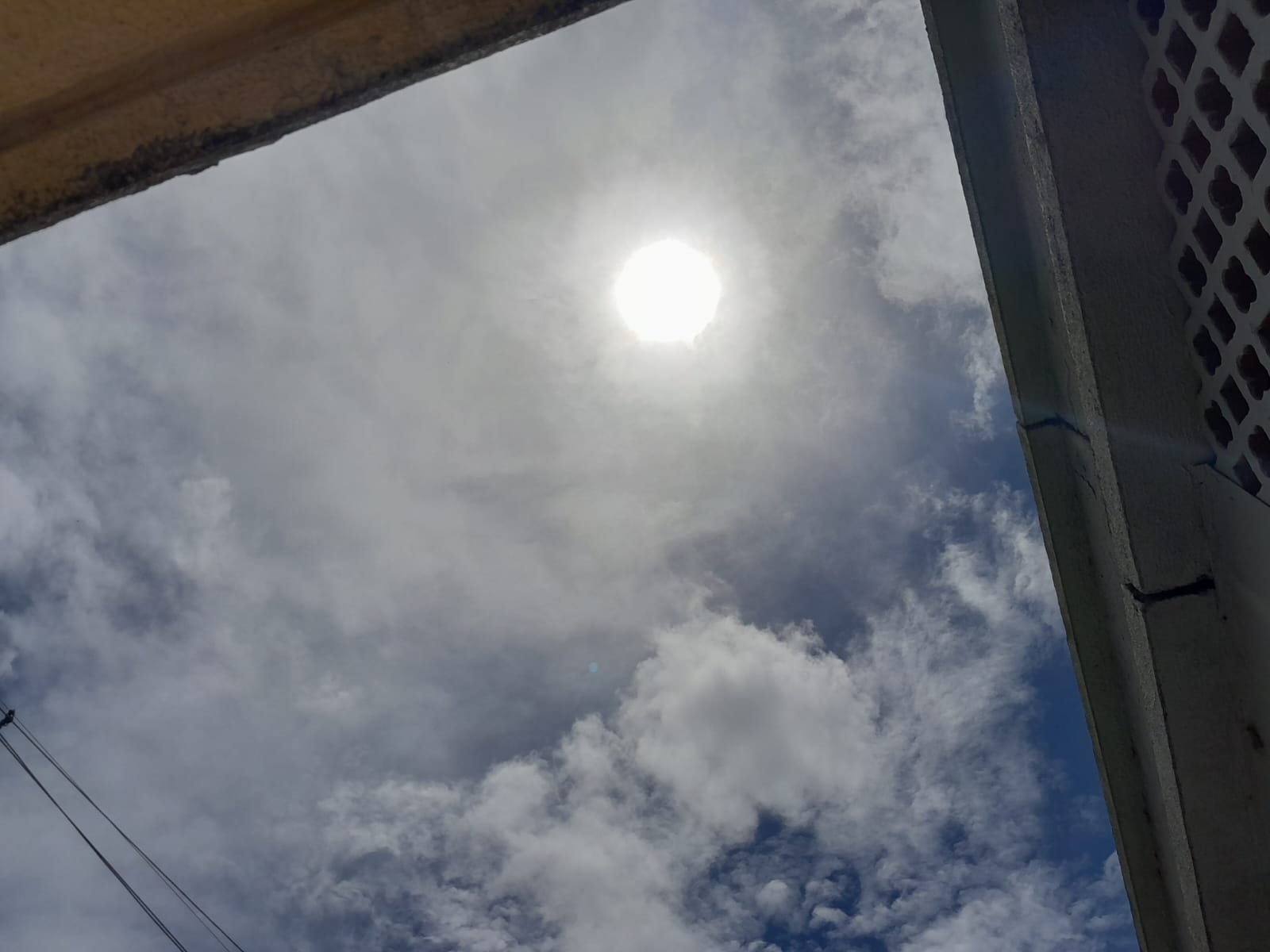 ceu com sol e nuvens
