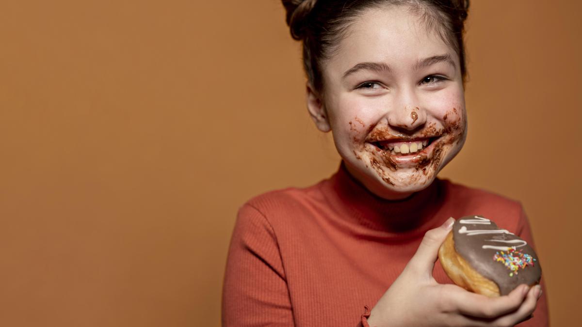 garoto-close-up-com-donut—Imagem-de-Freepik