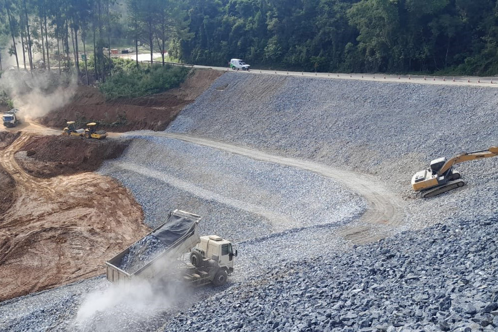 DER/PR está recuperando rodovia de Rio Branco do Sul atingida pelas chuvas