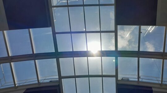 sol entre nuvens
