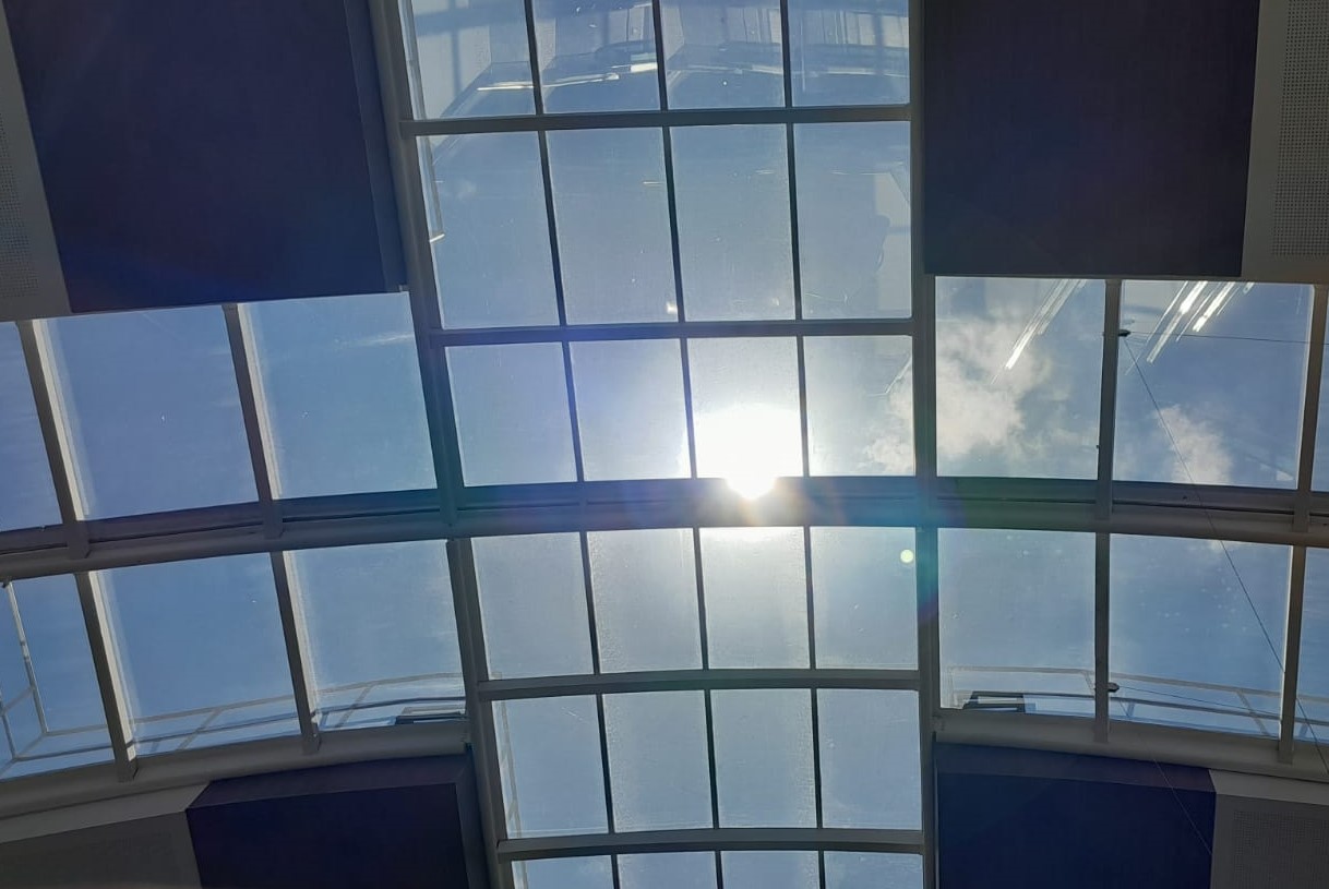 sol entre nuvens