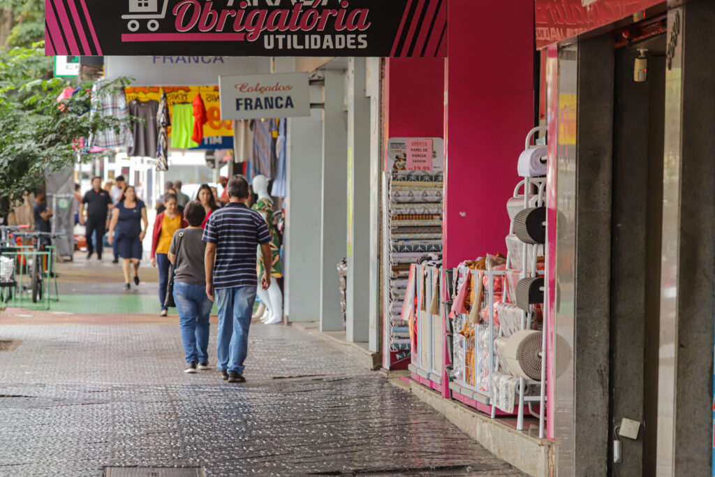 Maringá, 27 de julho de 2023 – Comércio de rua na cidade de Maringá.