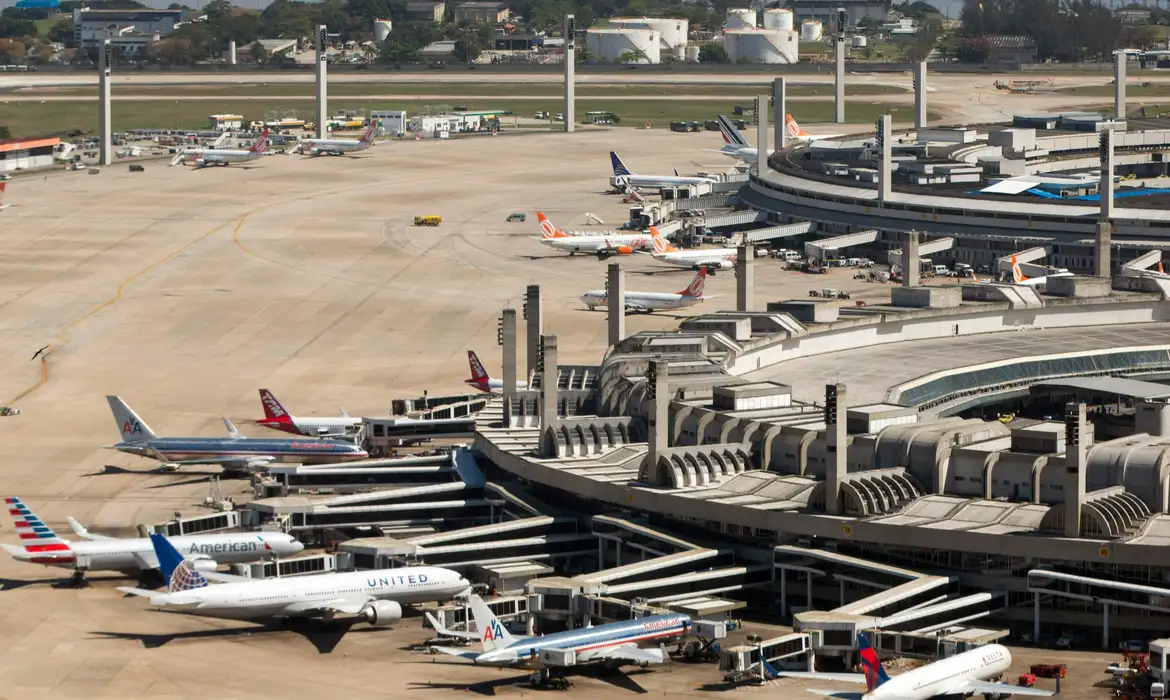 2765px-riodejaneiro_aerea_aeroportogaleao-131756cut